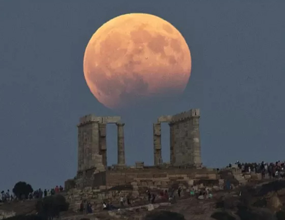 مجموعة صور مدهشة تجسد ظاهرة القمر الدامي حول العالم صورة رقم 1
