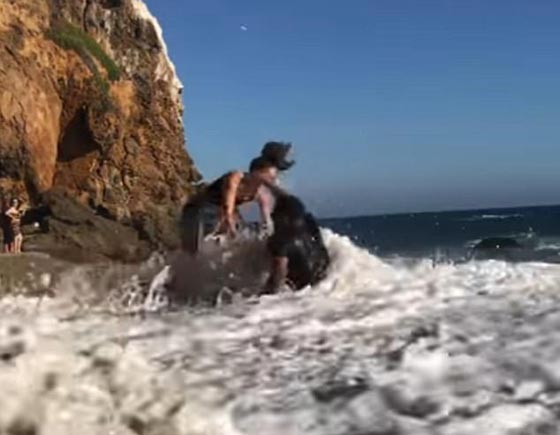موقف محرج لزوجين اثناء ممارسة اليوغا على شاطئ البحر! فيديو صورة رقم 4