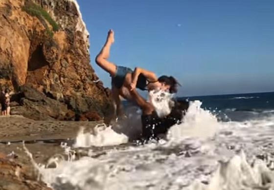 موقف محرج لزوجين اثناء ممارسة اليوغا على شاطئ البحر! فيديو صورة رقم 3