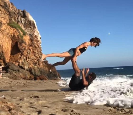 موقف محرج لزوجين اثناء ممارسة اليوغا على شاطئ البحر! فيديو صورة رقم 2