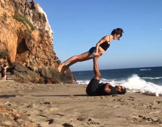 موقف محرج لزوجين اثناء ممارسة اليوغا على شاطئ البحر! فيديو صورة رقم 1