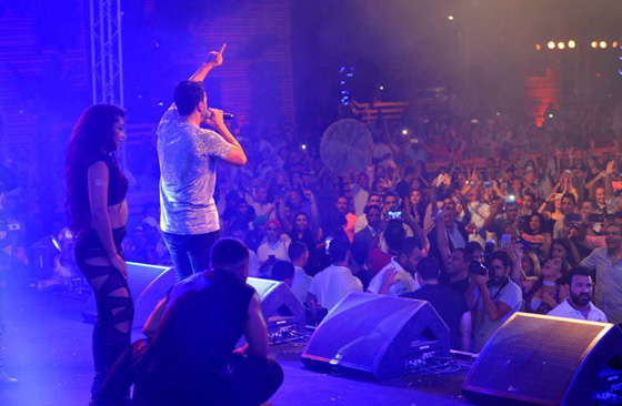 صور مغني (ديسباسيتو) في اول حفل له بمصر مع نيكول سابا صورة رقم 13