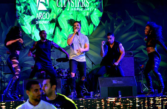 صور مغني (ديسباسيتو) في اول حفل له بمصر مع نيكول سابا صورة رقم 8