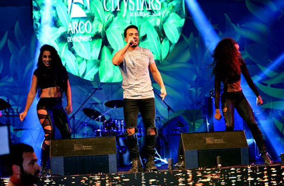 صور مغني (ديسباسيتو) في اول حفل له بمصر مع نيكول سابا صورة رقم 7