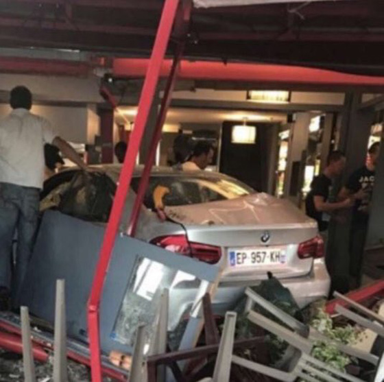 مقتل طفلة واصابة 6 بجروح في اقتحام سيارة لمطعم قرب باريس.. فيديو صورة رقم 2