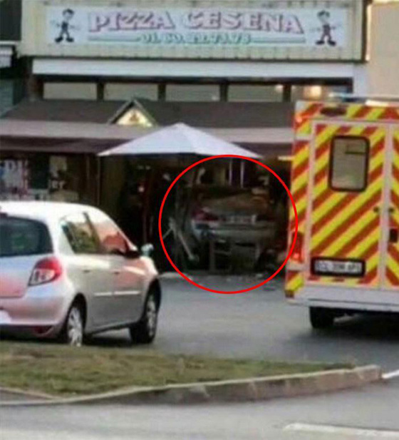 مقتل طفلة واصابة 6 بجروح في اقتحام سيارة لمطعم قرب باريس.. فيديو صورة رقم 1