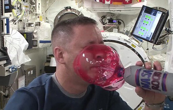 بالفيديو..  شاهد ما يحصل عند شرب عصير في الفضاء صورة رقم 3