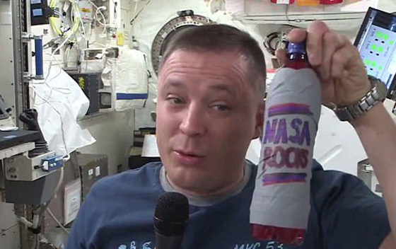 بالفيديو..  شاهد ما يحصل عند شرب عصير في الفضاء صورة رقم 1