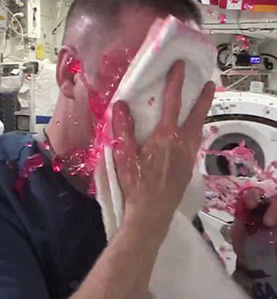 بالفيديو..  شاهد ما يحصل عند شرب عصير في الفضاء صورة رقم 4