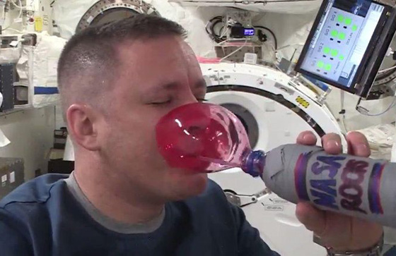 بالفيديو..  شاهد ما يحصل عند شرب عصير في الفضاء صورة رقم 2