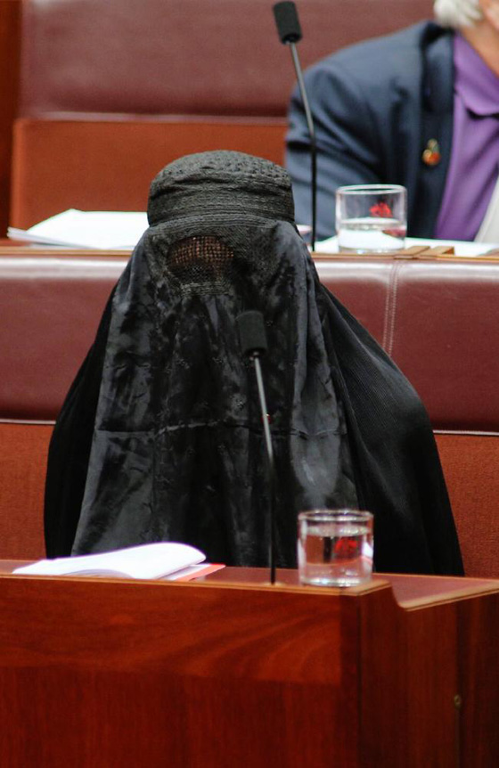 رئيسة حزب يميني ترتدي البرقع في مجلس الشيوخ الأسترالي.. والسبب؟! صورة رقم 4