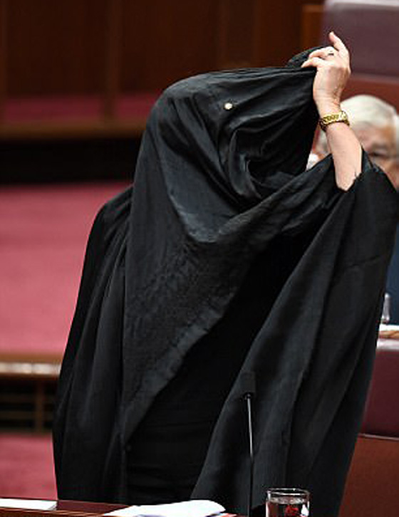 رئيسة حزب يميني ترتدي البرقع في مجلس الشيوخ الأسترالي.. والسبب؟! صورة رقم 8