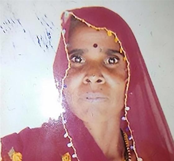 تعذيب وحرق امرأة هندية من قبل عائلتها لتورطها في السحر والدجل صورة رقم 1