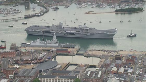  بالفيديو.. وصول أضخم سفينة حربية بريطانية إلى جنوب إنجلترا للمرة الاولى صورة رقم 4