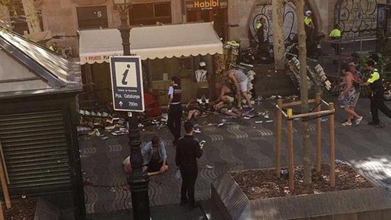 الإرهاب يضرب برشلونة.. لحظات من الهلع بعد حادثة دهس  صورة رقم 2