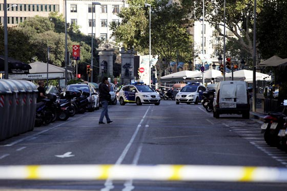 الإرهاب يضرب برشلونة.. لحظات من الهلع بعد حادثة دهس  صورة رقم 6