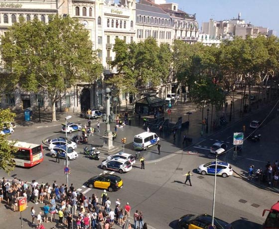 الإرهاب يضرب برشلونة.. لحظات من الهلع بعد حادثة دهس  صورة رقم 7