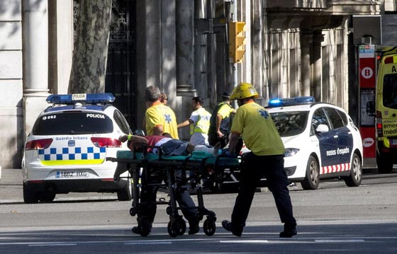 الإرهاب يضرب برشلونة.. لحظات من الهلع بعد حادثة دهس  صورة رقم 3