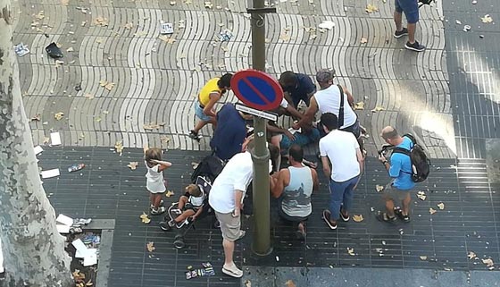 الإرهاب يضرب برشلونة.. لحظات من الهلع بعد حادثة دهس  صورة رقم 9