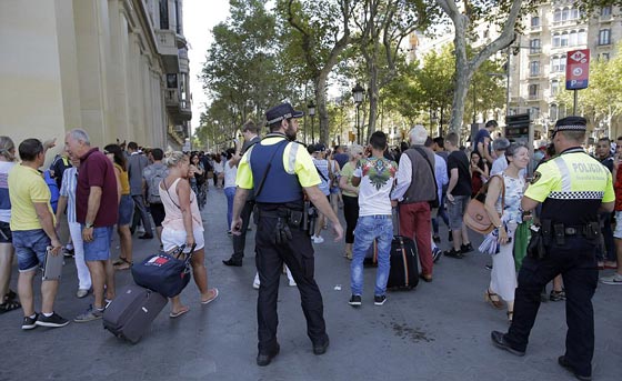 الإرهاب يضرب برشلونة.. لحظات من الهلع بعد حادثة دهس  صورة رقم 11