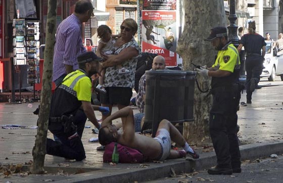 الإرهاب يضرب برشلونة.. لحظات من الهلع بعد حادثة دهس  صورة رقم 12