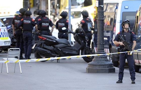 الإرهاب يضرب برشلونة.. لحظات من الهلع بعد حادثة دهس  صورة رقم 14