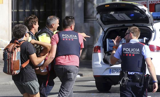 الإرهاب يضرب برشلونة.. لحظات من الهلع بعد حادثة دهس  صورة رقم 16
