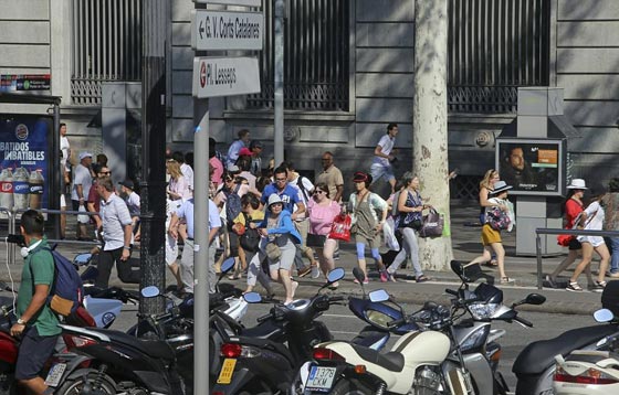 الإرهاب يضرب برشلونة.. لحظات من الهلع بعد حادثة دهس  صورة رقم 15