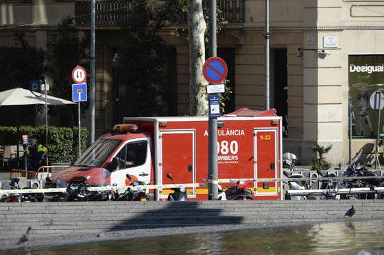 الإرهاب يضرب برشلونة.. لحظات من الهلع بعد حادثة دهس  صورة رقم 18