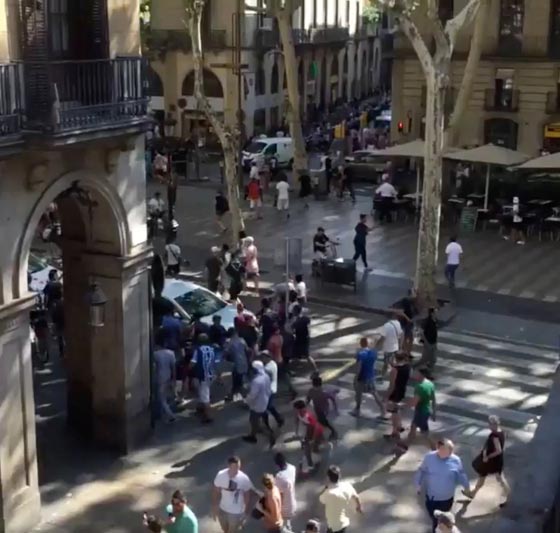 الإرهاب يضرب برشلونة.. لحظات من الهلع بعد حادثة دهس  صورة رقم 20