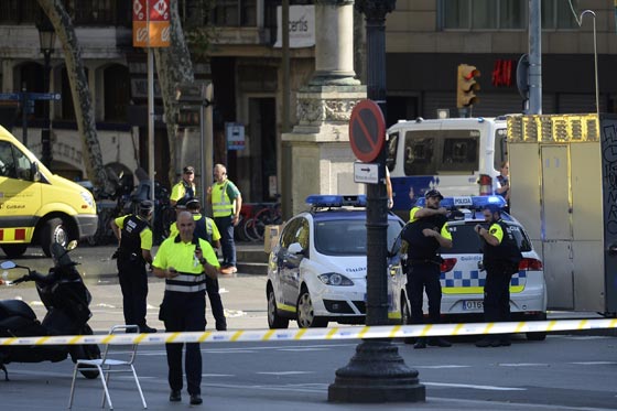 الإرهاب يضرب برشلونة.. لحظات من الهلع بعد حادثة دهس  صورة رقم 21