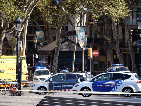 الإرهاب يضرب برشلونة.. لحظات من الهلع بعد حادثة دهس  صورة رقم 23