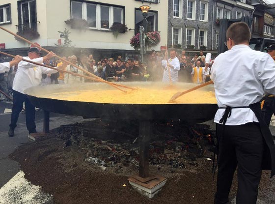 بلجيكيون يصنعون طبق عجة من 1000 بيضة صورة رقم 2