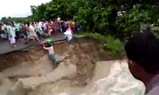 فيديو صادم.. شاهدوا لحظة غرق أم وطفلها بانهيار جسر بالهند صورة رقم 1