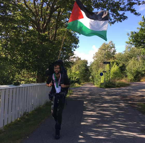 بالفيديو والصور.. يهودي سيعبر 8 دول و5 آلاف كيلومتر مشياً على الأقدام للتضامن مع فلسطين صورة رقم 1
