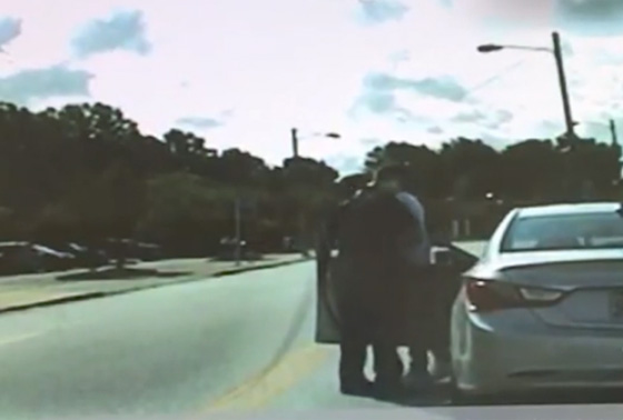 فيديو صادم يظهر شرطيا امريكيا يضرب رجلا في الشارع  صورة رقم 1