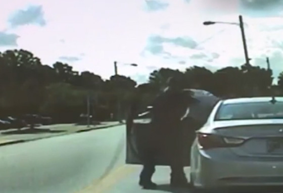 فيديو صادم يظهر شرطيا امريكيا يضرب رجلا في الشارع  صورة رقم 2