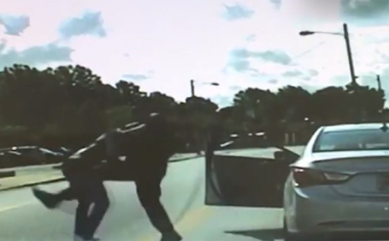 فيديو صادم يظهر شرطيا امريكيا يضرب رجلا في الشارع  صورة رقم 3
