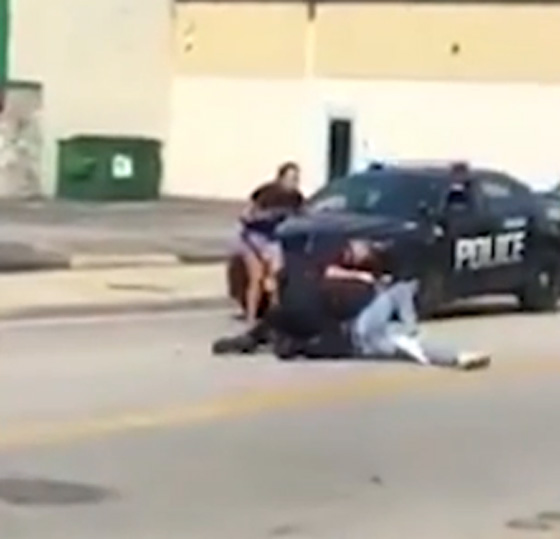 فيديو صادم يظهر شرطيا امريكيا يضرب رجلا في الشارع  صورة رقم 4