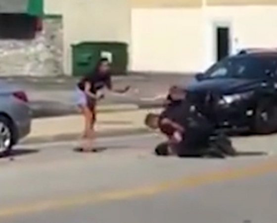 فيديو صادم يظهر شرطيا امريكيا يضرب رجلا في الشارع  صورة رقم 5