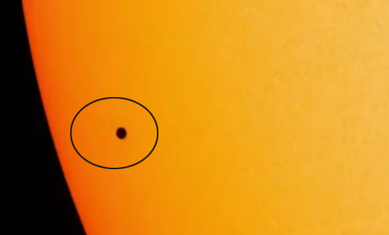 مشاهد مدهشة كوكب عطارد يلاعب الشمس في فيديو حقيقي صورة رقم 3
