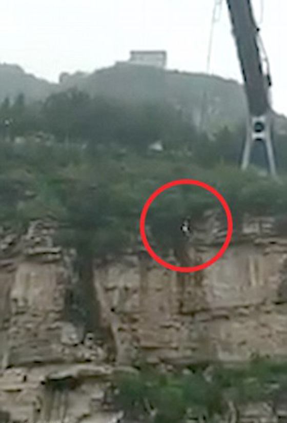 سقوط فتاة في نهر من ارتفاع 50 متر بعد انقطاع حبل رياضي كانت تقفز به! صورة رقم 3