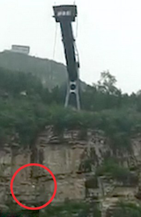 سقوط فتاة في نهر من ارتفاع 50 متر بعد انقطاع حبل رياضي كانت تقفز به! صورة رقم 5