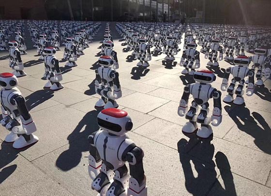 فيديو مذهل.. عرض راقص رائع لأكثر من 1000 روبوت (دوبي) راقص صورة رقم 2