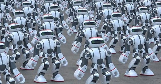 فيديو مذهل.. عرض راقص رائع لأكثر من 1000 روبوت (دوبي) راقص صورة رقم 1