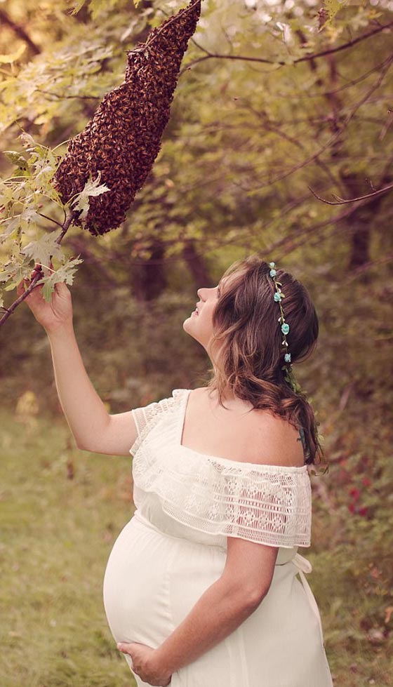 صور مذهلة: امرأة حامل تلتقط صورا لها مع 20 ألف نحلة! صورة رقم 1