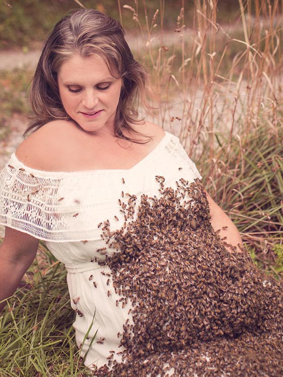 صور مذهلة: امرأة حامل تلتقط صورا لها مع 20 ألف نحلة! صورة رقم 4