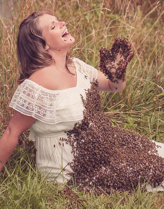 صور مذهلة: امرأة حامل تلتقط صورا لها مع 20 ألف نحلة! صورة رقم 5