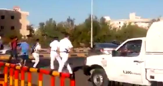 فيديو صادم.. شاب يدهس ضابط شرطة بسيارته بسبب حفل عمرو دياب! صورة رقم 2