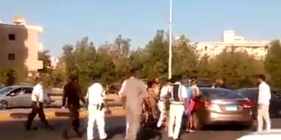 فيديو صادم.. شاب يدهس ضابط شرطة بسيارته بسبب حفل عمرو دياب! صورة رقم 3